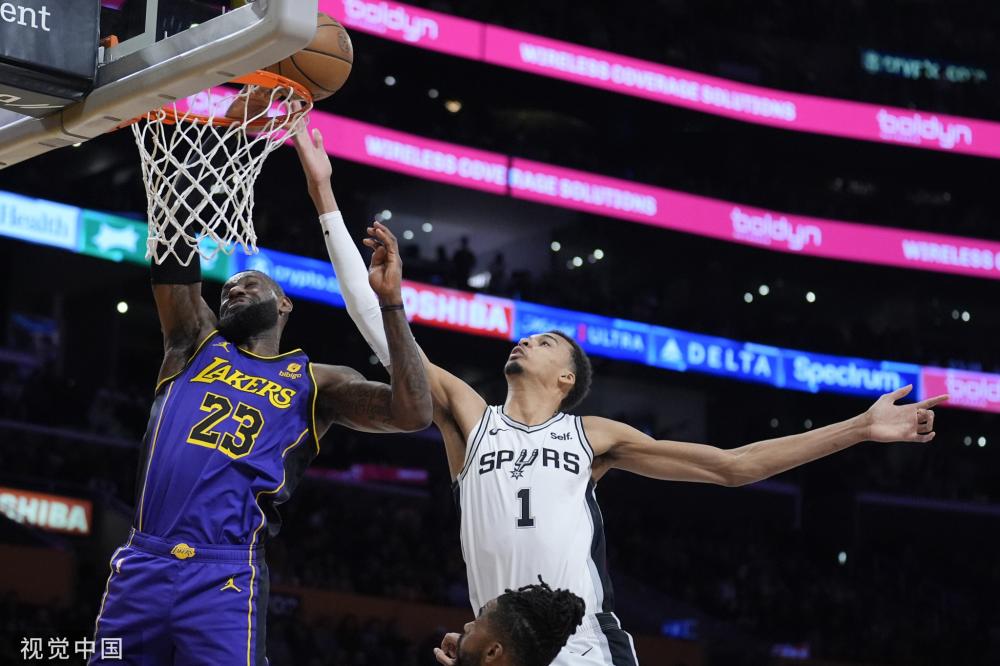 她以其卓越 她以其卓越